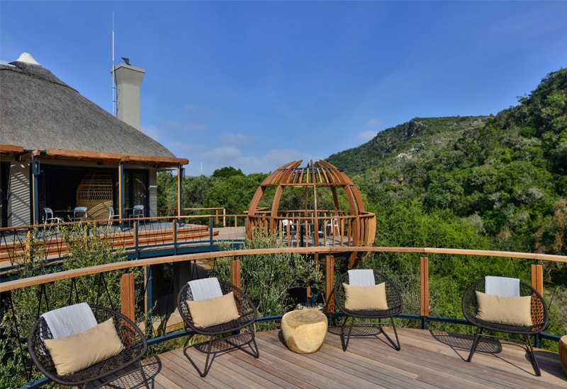 chairs on the deck overlooking the cliffs at shamwari eagles crag