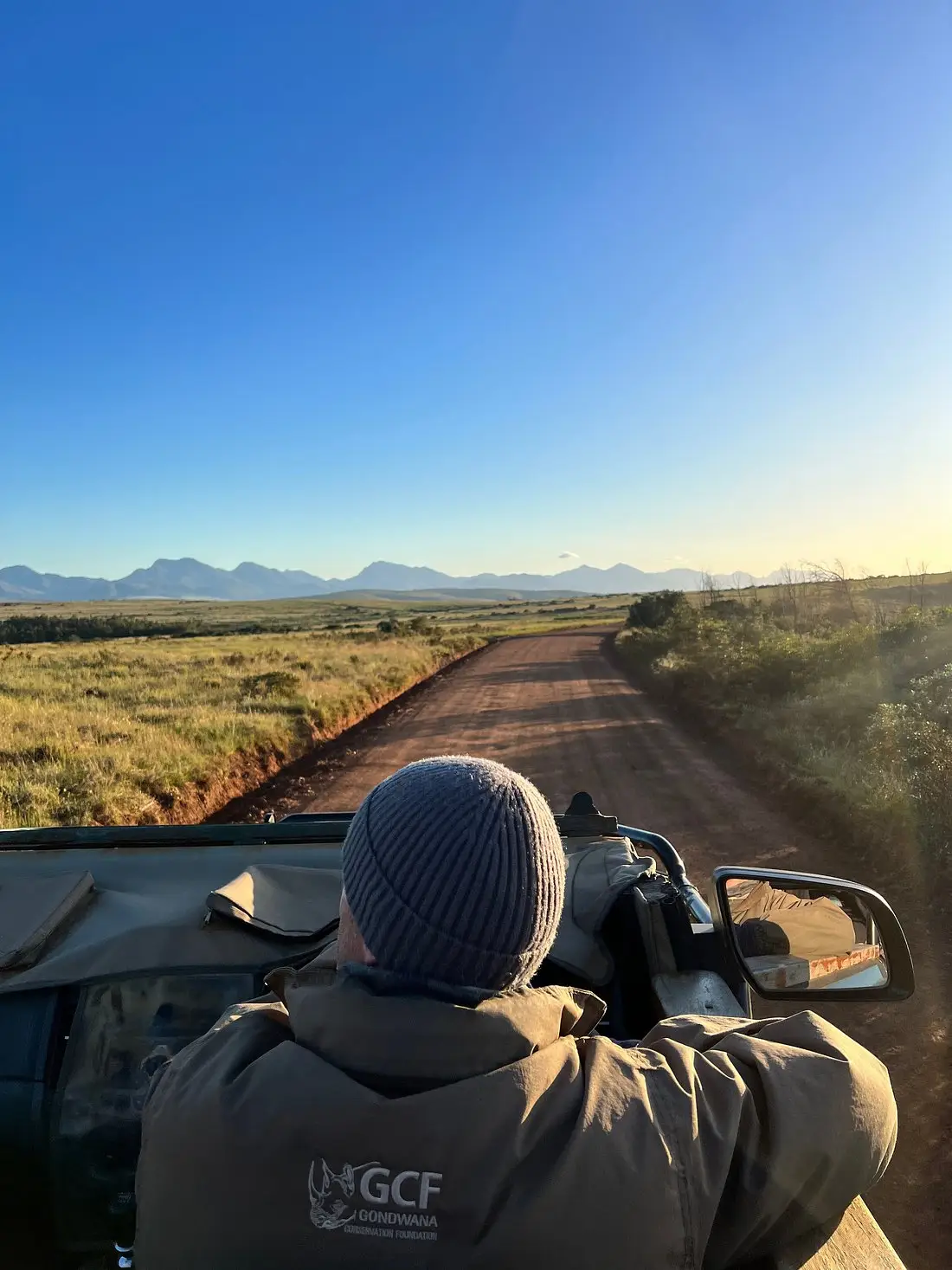 Our US guests enjoyed a magical stay at Gondwana, encountering the Big Five on three thrilling safari rides. Their knowledgeable guide ensured a safe adventure, even during an unexpected encounter with a grumpy rhino